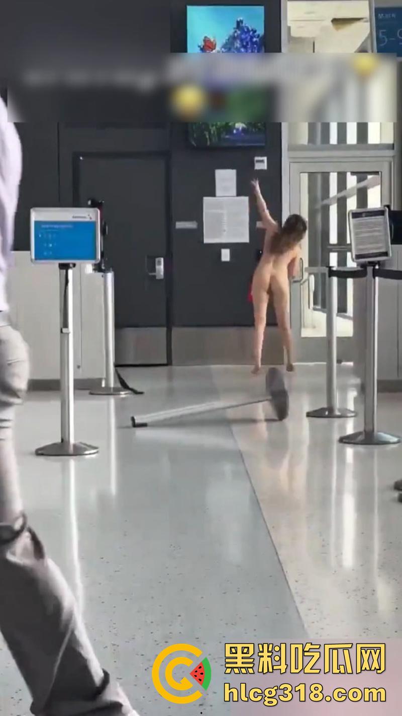 美国大奶美女自称维也纳女神,在德克萨塞州机场,当众全裸狂奔,保安拼命也拦不住,好像去拦一下啊!-4