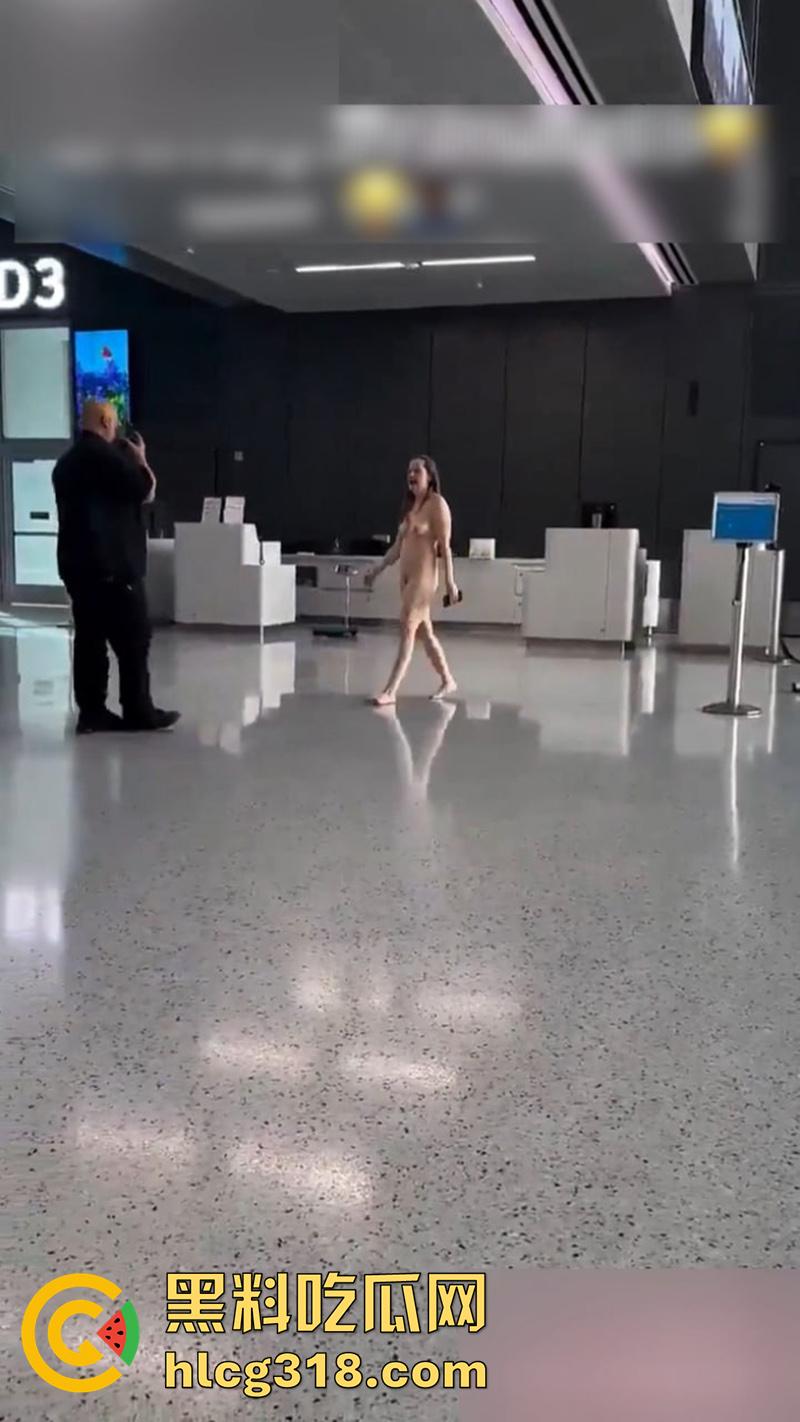 美国大奶美女自称维也纳女神,在德克萨塞州机场,当众全裸狂奔,保安拼命也拦不住,好像去拦一下啊!-5