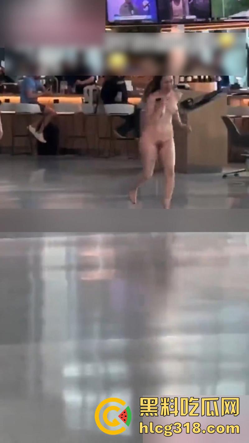 美国大奶美女自称维也纳女神,在德克萨塞州机场,当众全裸狂奔,保安拼命也拦不住,好像去拦一下啊!-6