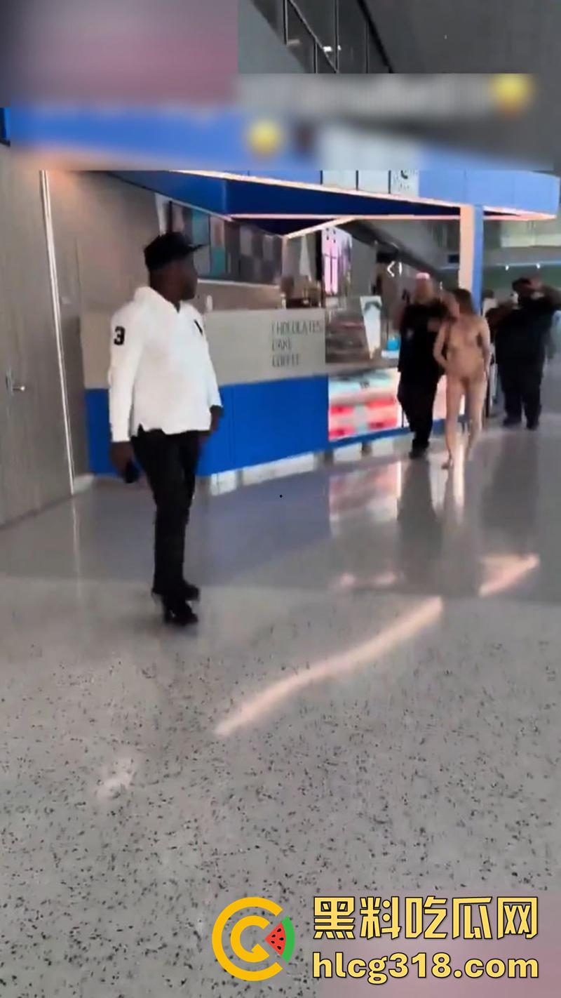美国大奶美女自称维也纳女神,在德克萨塞州机场,当众全裸狂奔,保安拼命也拦不住,好像去拦一下啊!-8