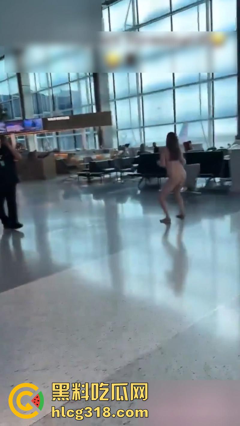 美国大奶美女自称维也纳女神,在德克萨塞州机场,当众全裸狂奔,保安拼命也拦不住,好像去拦一下啊!-9