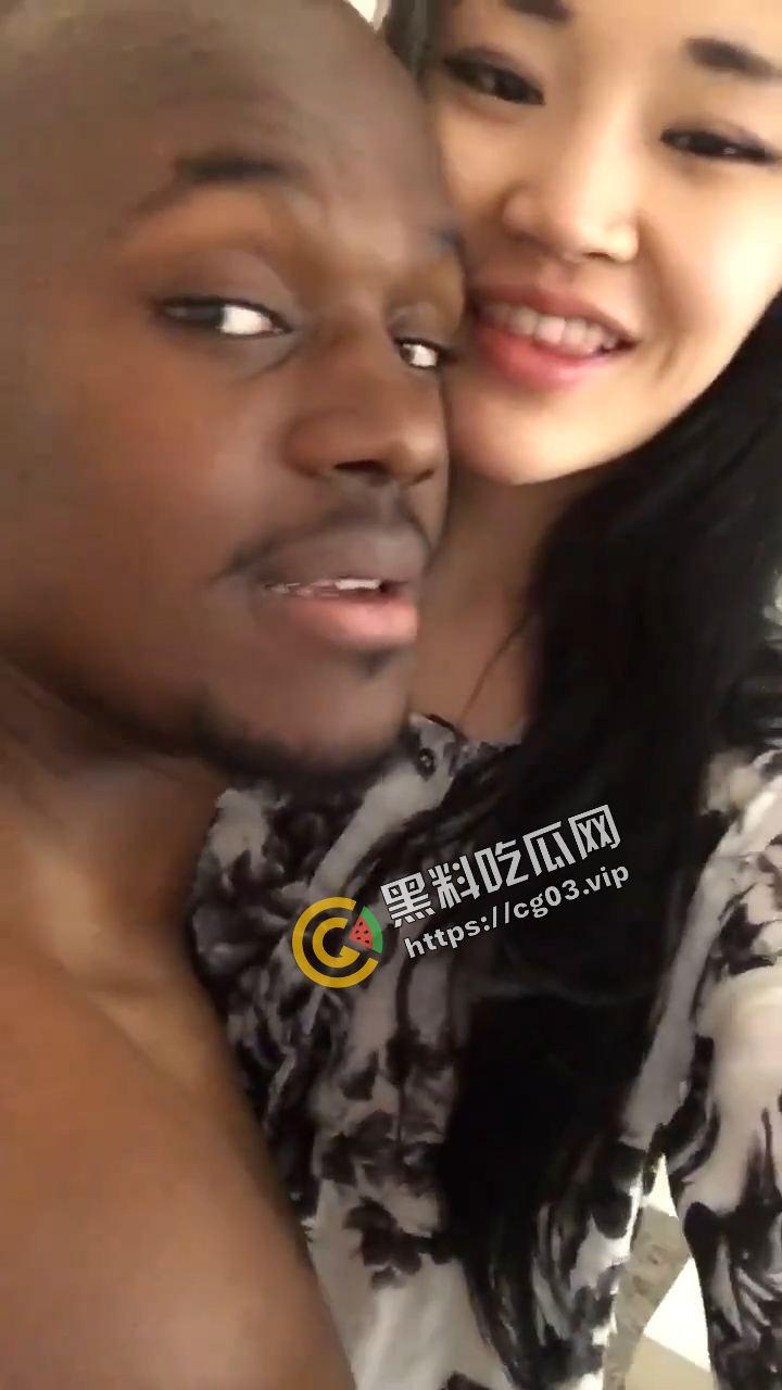 亚裔媚黑婊♠网上和黑鬼秀恩爱 黑鬼转手就讲性爱视频曝光 这是你们媚黑女应得得-1