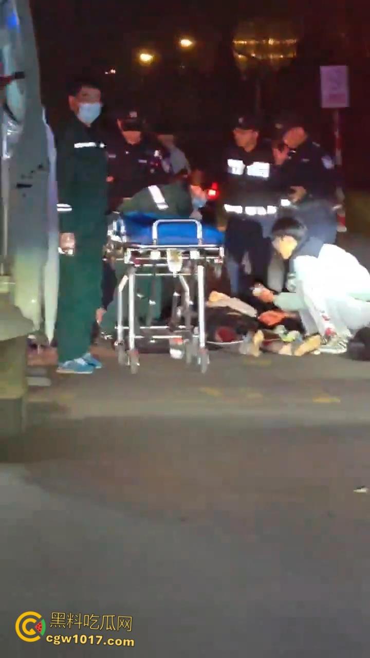 自古奸情出人命，山西文化旅游职业大学，一女子持刀杀害渣男和小三，双双倒地当场一命呜呼盖白布 ！