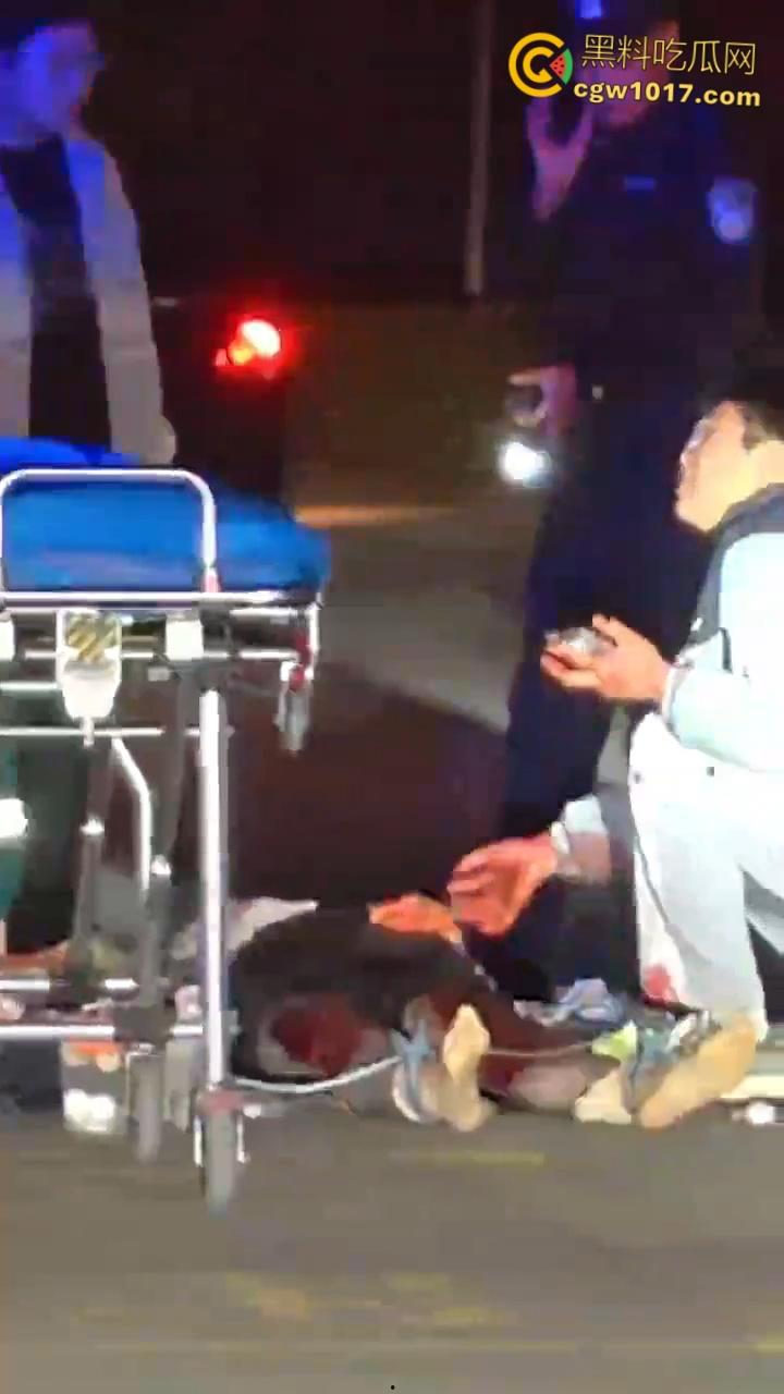 自古奸情出人命,山西文化旅游职业大学,一女子持刀杀害渣男和小三,双双倒地当场一命呜呼盖白布 !-2