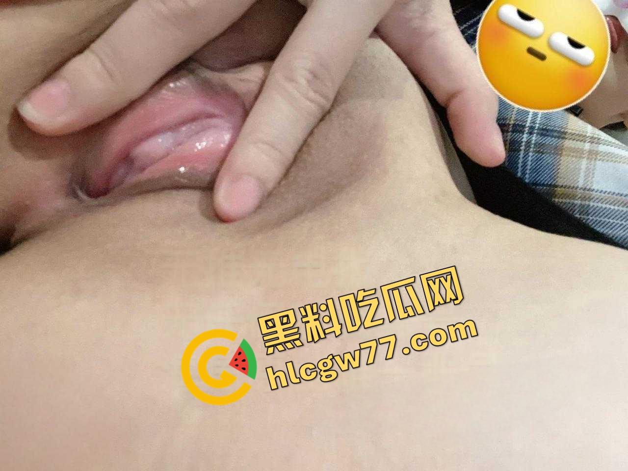 海角大神 乱伦亲妹妹 20岁妹妹化身小母狗 哥哥实在是忍不住了 最后内射妹妹无毛的小骚逼!-7