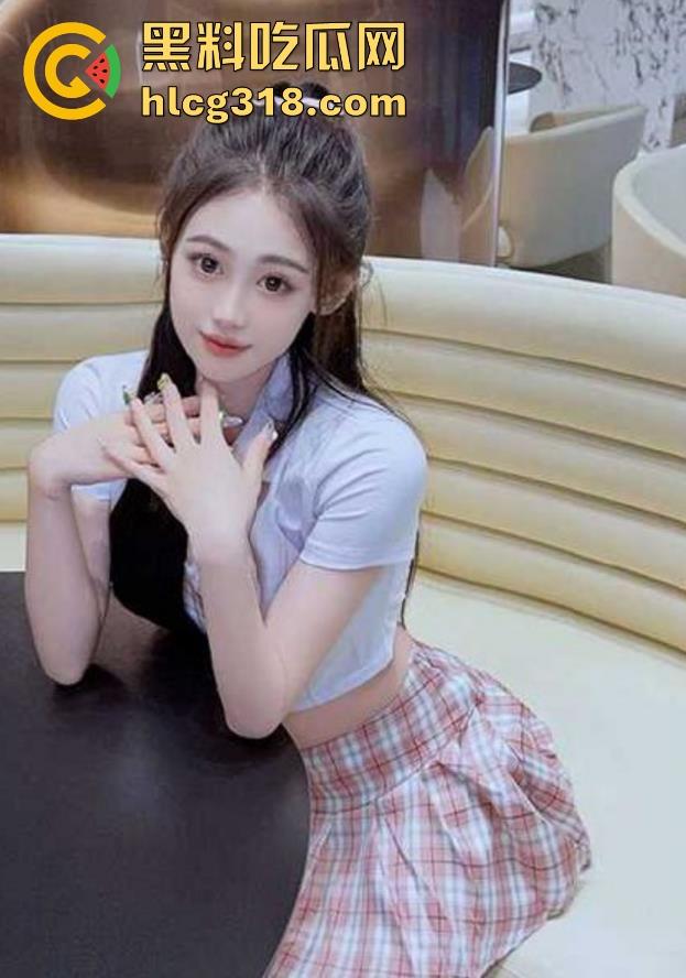 海角变态神幻想妹妹，公园野战停车狂干她白虎骚穴，差点被路人抓住，夜晚如此刺激！