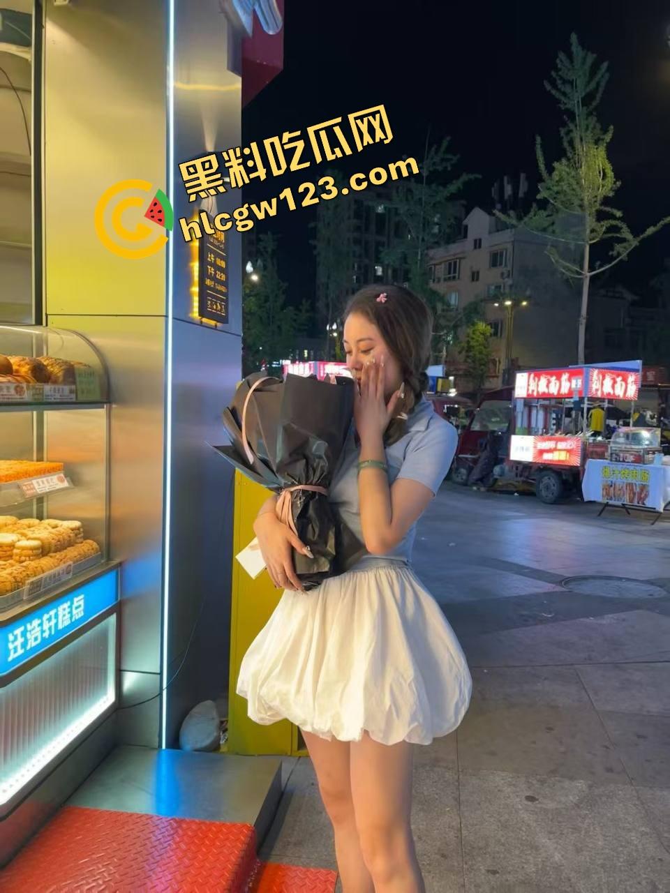 炮机本是打逼用的，她却一头怼进菊里，寂寞老阿姨逆天操作，屁股开花、榨出生命之液！