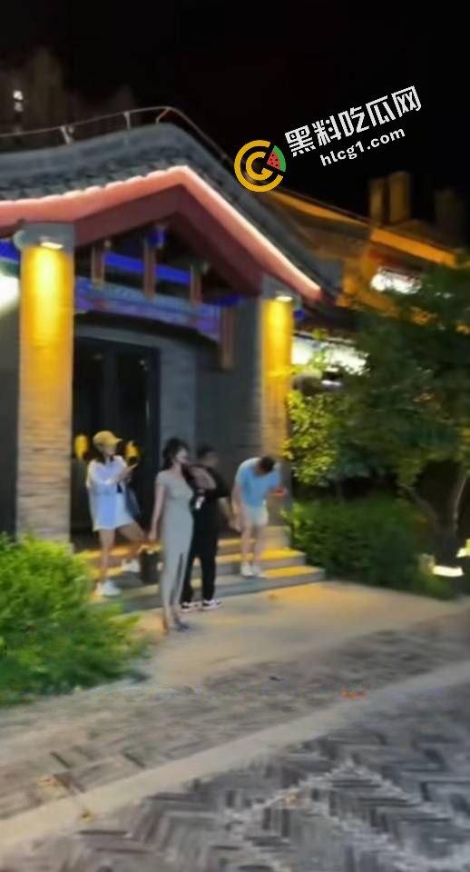 兰州又一大瓜 KTV话筒姐 被黄毛富二代用话筒猛烈插逼 视频流出-2