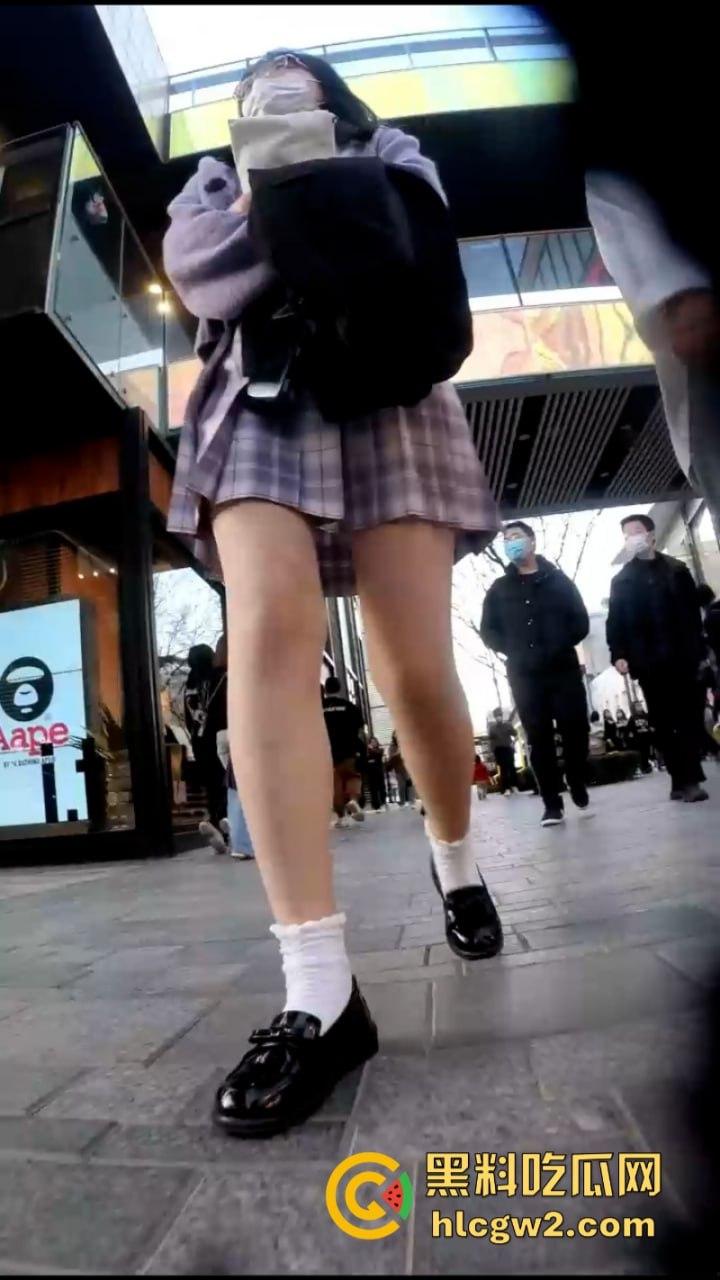 入冬前最后一波抄底福利 北京三里屯实拍街头妹子裙底 黑丝肉缝小内裤看完包射!-4
