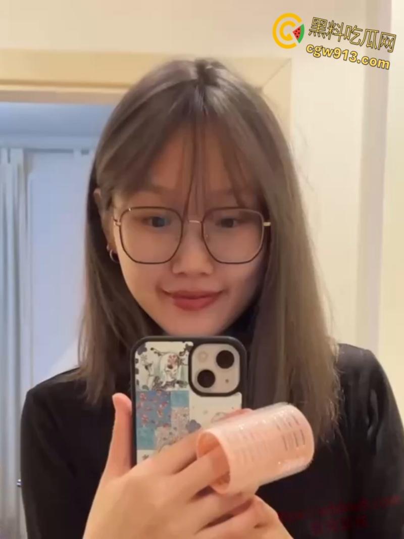 沈阳大学嫩妹【郭子萱】，情趣护士制服性感诱人，被男友蒙眼调教白丝足交， 中出颜射一脸太反差了 ！