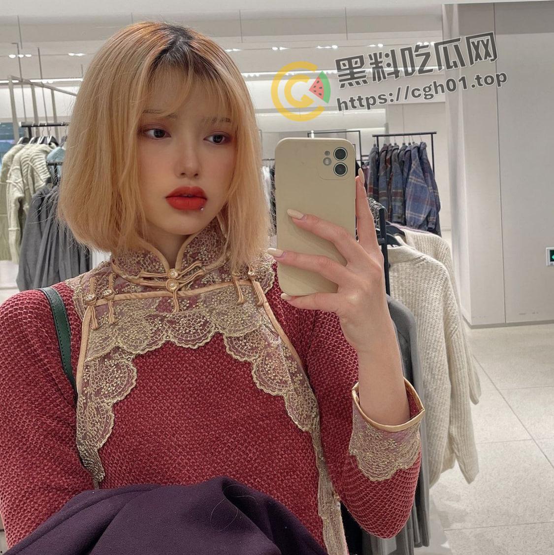 海南粉色头发精神小妹被流出 小穴比头发还粉嫩 浪叫着喷水把床单打湿-1