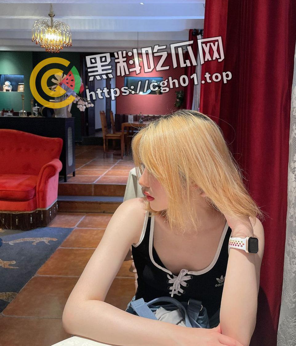 海南粉色头发精神小妹被流出 小穴比头发还粉嫩 浪叫着喷水把床单打湿-3