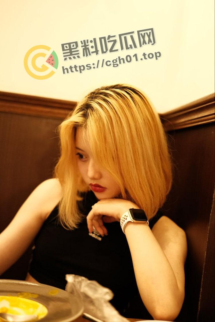 海南粉色头发精神小妹被流出 小穴比头发还粉嫩 浪叫着喷水把床单打湿-4