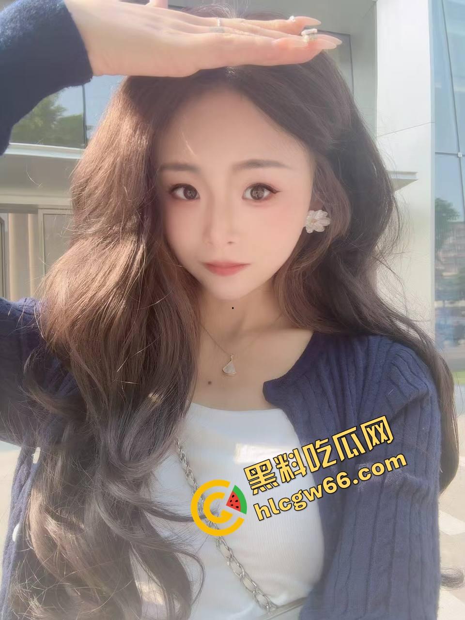 桌上吃肉,桌下吃逼,绿帽哥请兄弟草自己老婆边吃边拍,骚妻水流成河,火锅秒变淫锅!-1