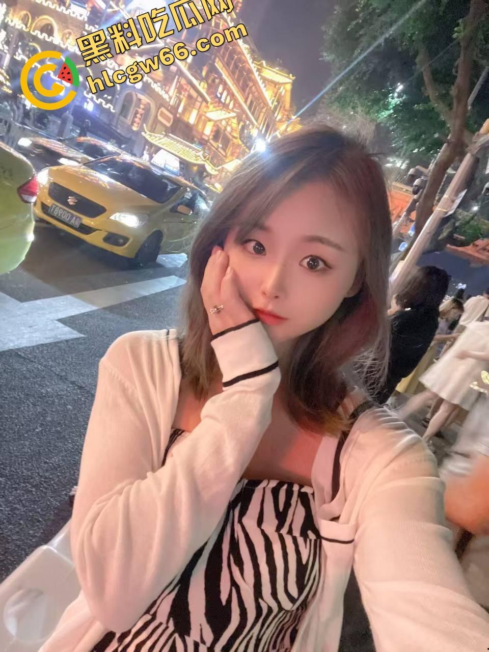 桌上吃肉,桌下吃逼,绿帽哥请兄弟草自己老婆边吃边拍,骚妻水流成河,火锅秒变淫锅!-2