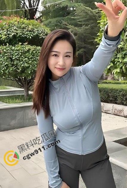 海角大神母子乱伦！骚妈过生日收到礼物后主动献身，趴桌撅臀迎合后入暴操！