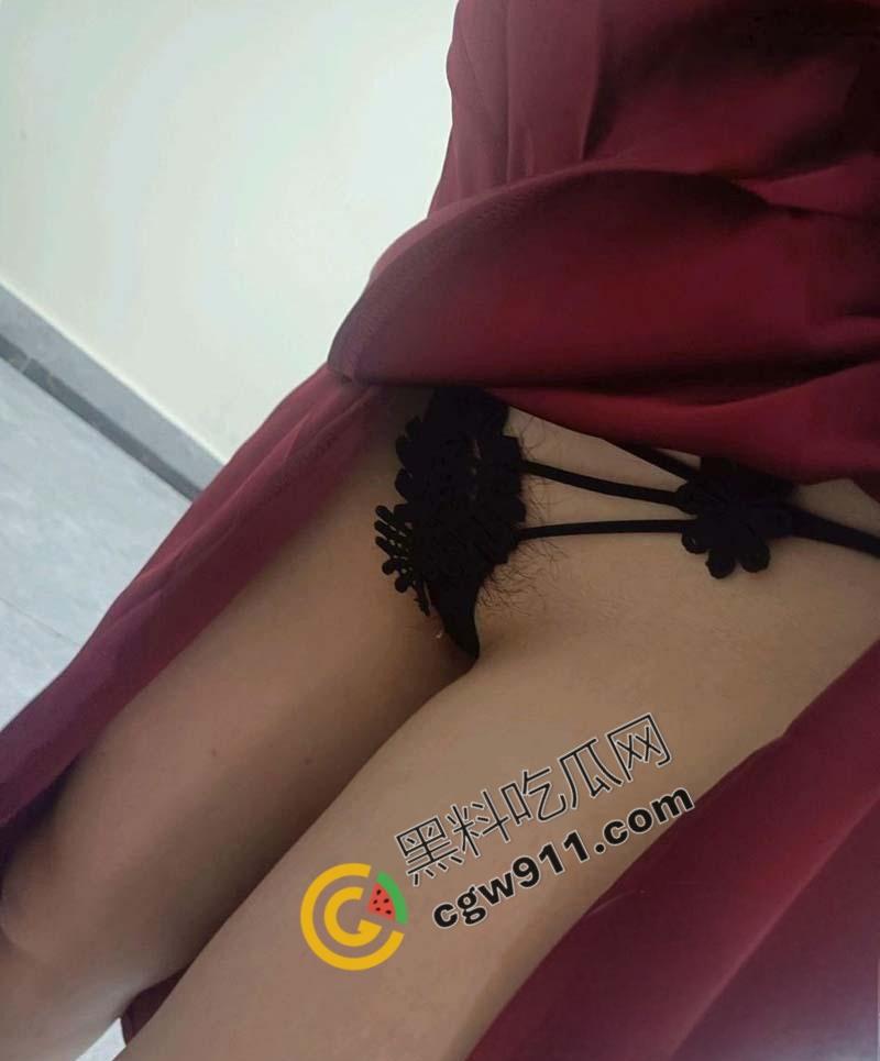 海角大神母子乱伦!骚妈过生日收到礼物后主动献身,趴桌撅臀迎合后入暴操!-5