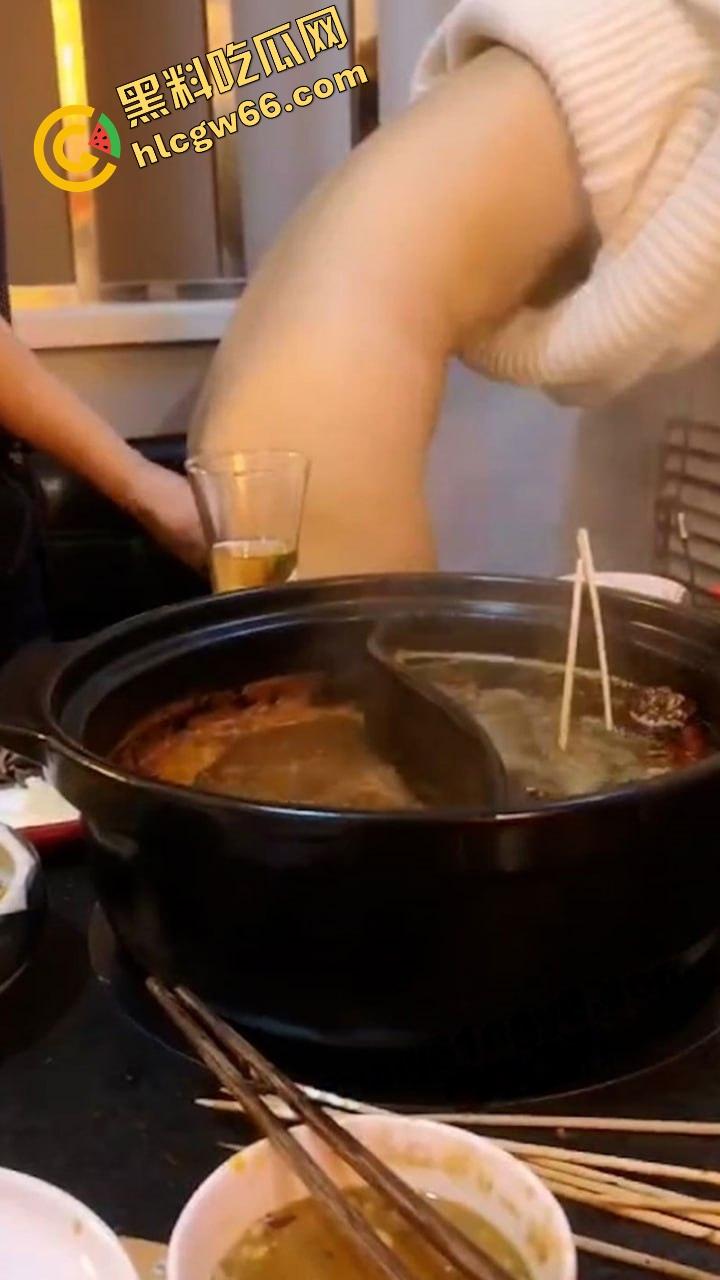 桌上吃肉,桌下吃逼,绿帽哥请兄弟草自己老婆边吃边拍,骚妻水流成河,火锅秒变淫锅!-7