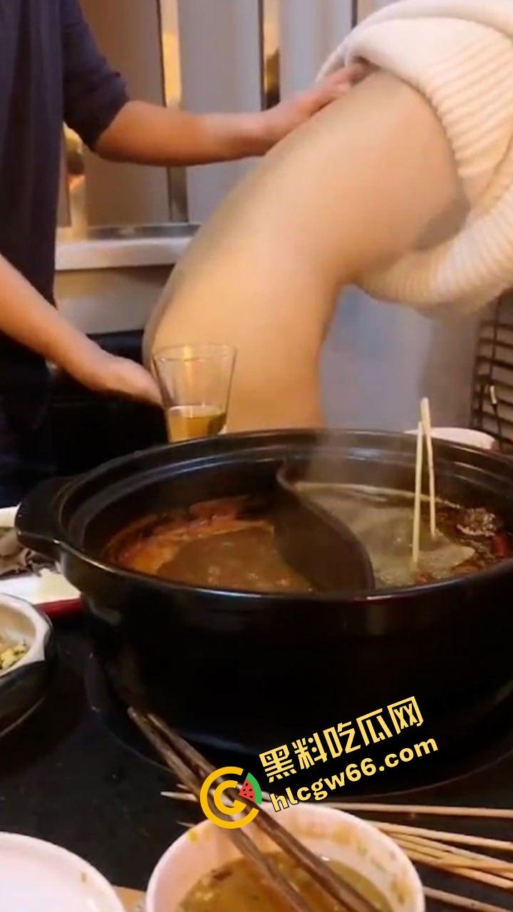 桌上吃肉,桌下吃逼,绿帽哥请兄弟草自己老婆边吃边拍,骚妻水流成河,火锅秒变淫锅!-9