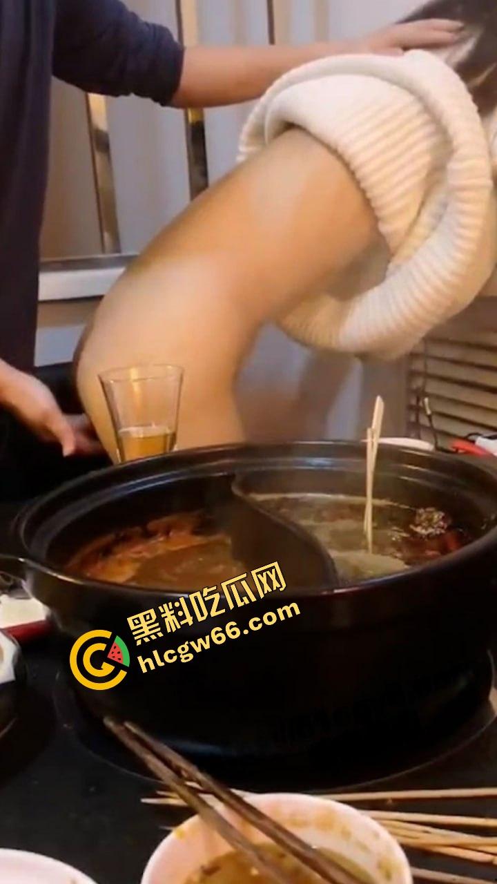 桌上吃肉,桌下吃逼,绿帽哥请兄弟草自己老婆边吃边拍,骚妻水流成河,火锅秒变淫锅!-10