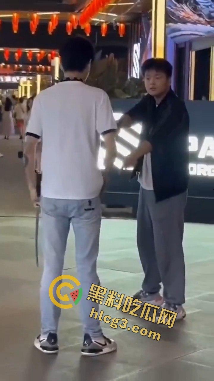 四川自贡梵华1939商业中心持枪争执,激烈对峙震撼全网!-4