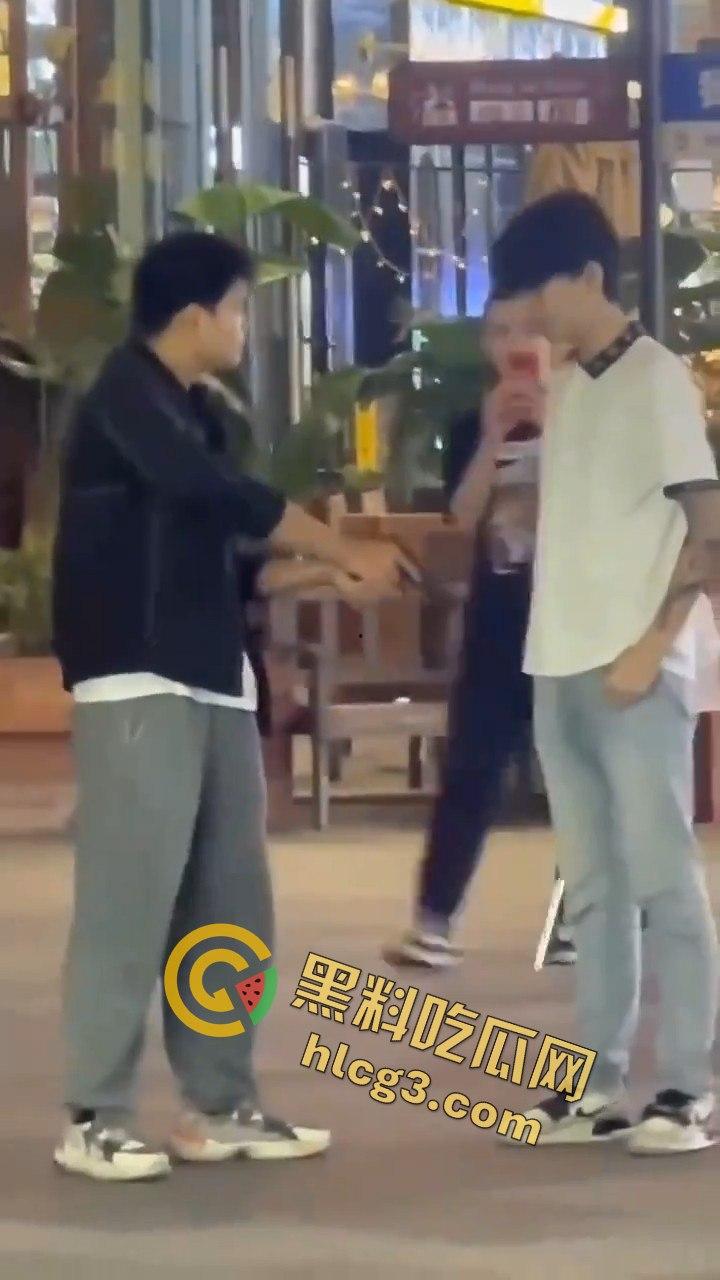 四川自贡梵华1939商业中心持枪争执,激烈对峙震撼全网!-5