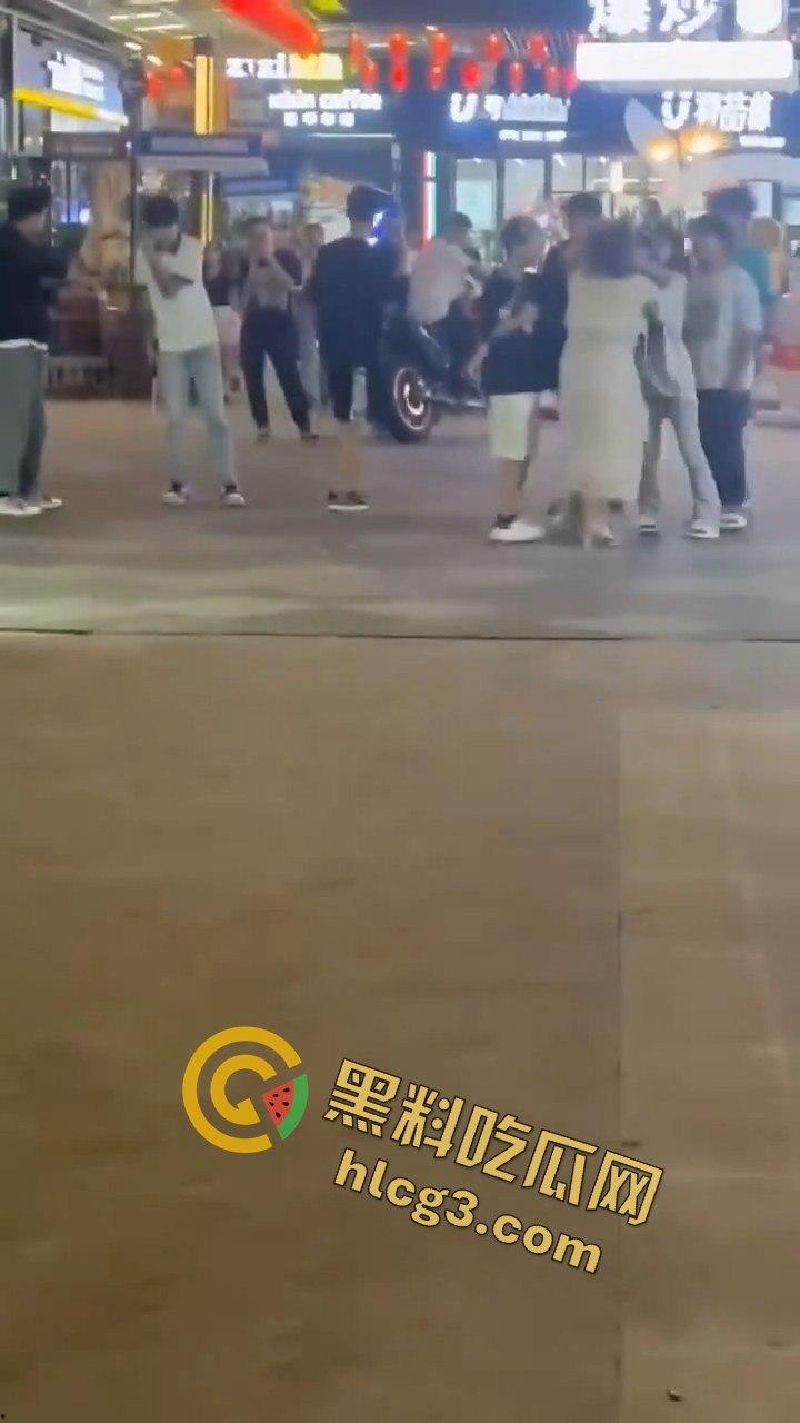 四川自贡梵华1939商业中心持枪争执,激烈对峙震撼全网!-6