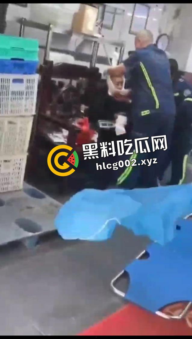 沈阳铁西芭提雅男子连砍9人 杀人后淡定逃离 现场血流满地 现场视频流出 前排吃瓜-6