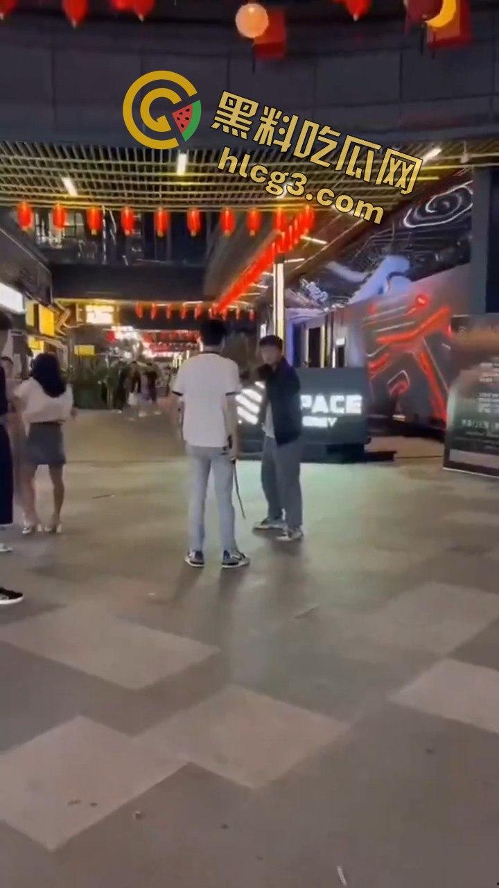 四川自贡梵华1939商业中心持枪争执,激烈对峙震撼全网!-8