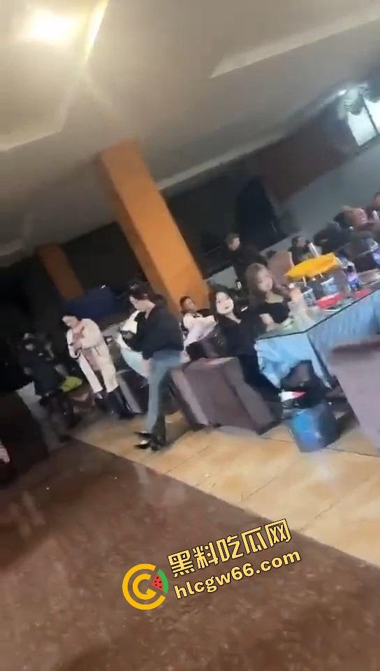 绵阳大青龙曝光，舞厅全关它还顶楼海选200一炮，出租车排百米，开房现场像炮展会！-8