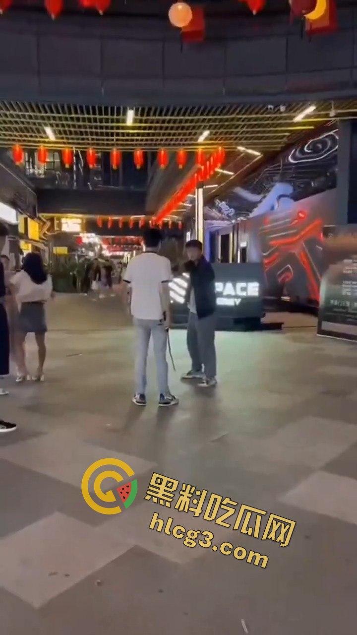 四川自贡梵华1939商业中心持枪争执,激烈对峙震撼全网!-9