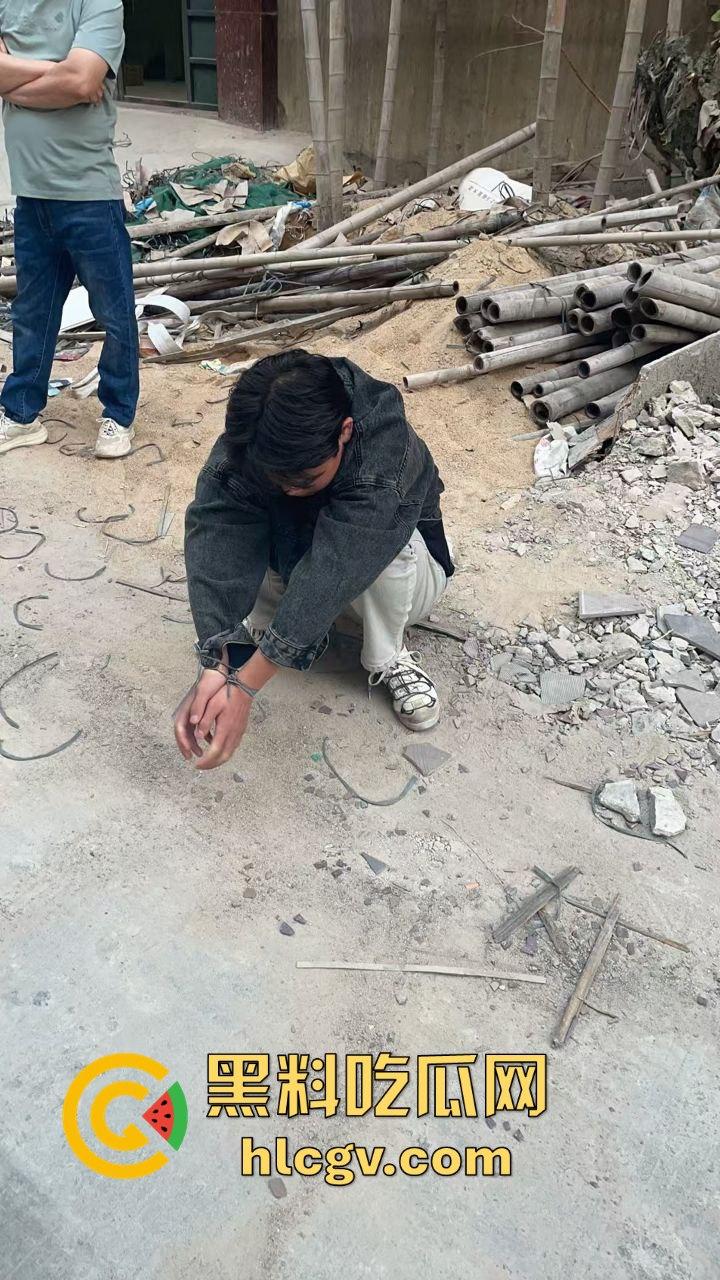 汕头精神小伙砸车窗偷窃被吓跑，警报刚停又溜回来，结果被车主直接抓个正着！