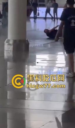 广州南站 一男子手持水果刀当众捅人 随后被乘警与多名乘客齐力制服 现场多视角视频曝光!-2