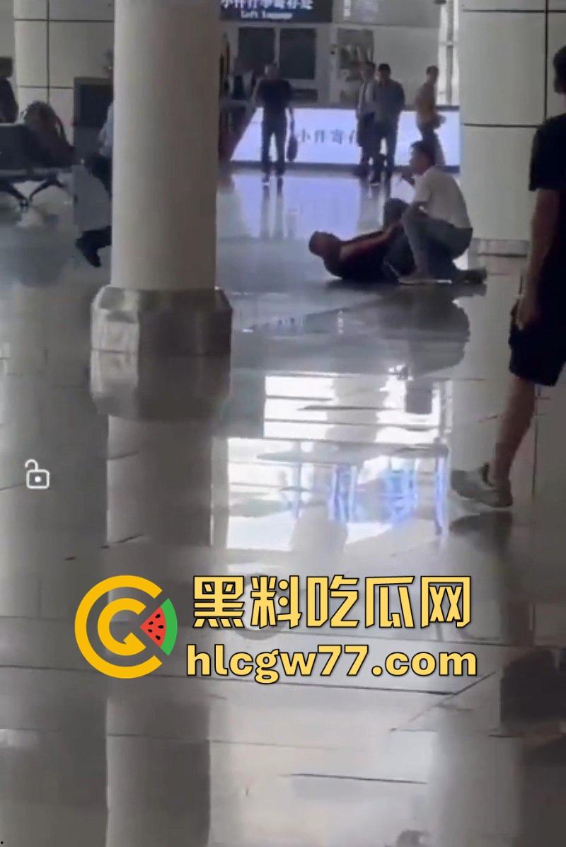 广州南站 一男子手持水果刀当众捅人 随后被乘警与多名乘客齐力制服 现场多视角视频曝光!-3