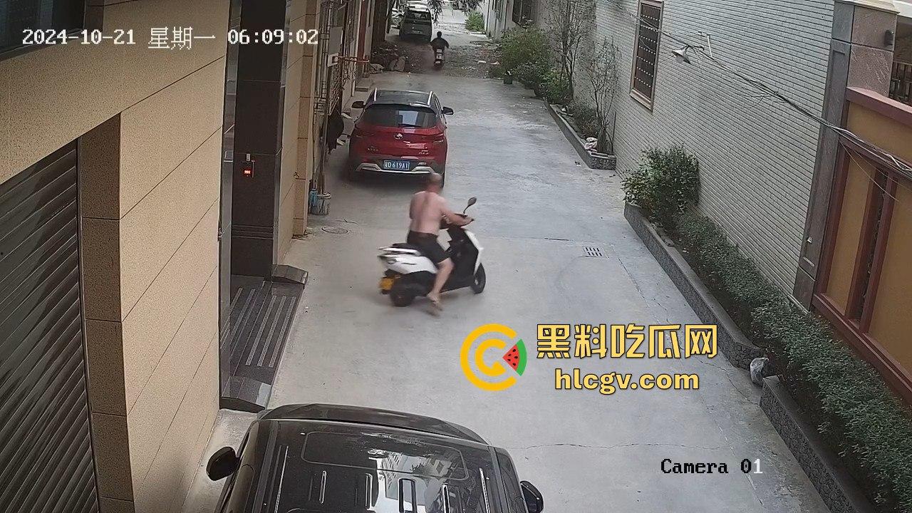 汕头精神小伙砸车窗偷窃被吓跑，警报刚停又溜回来，结果被车主直接抓个正着！-5