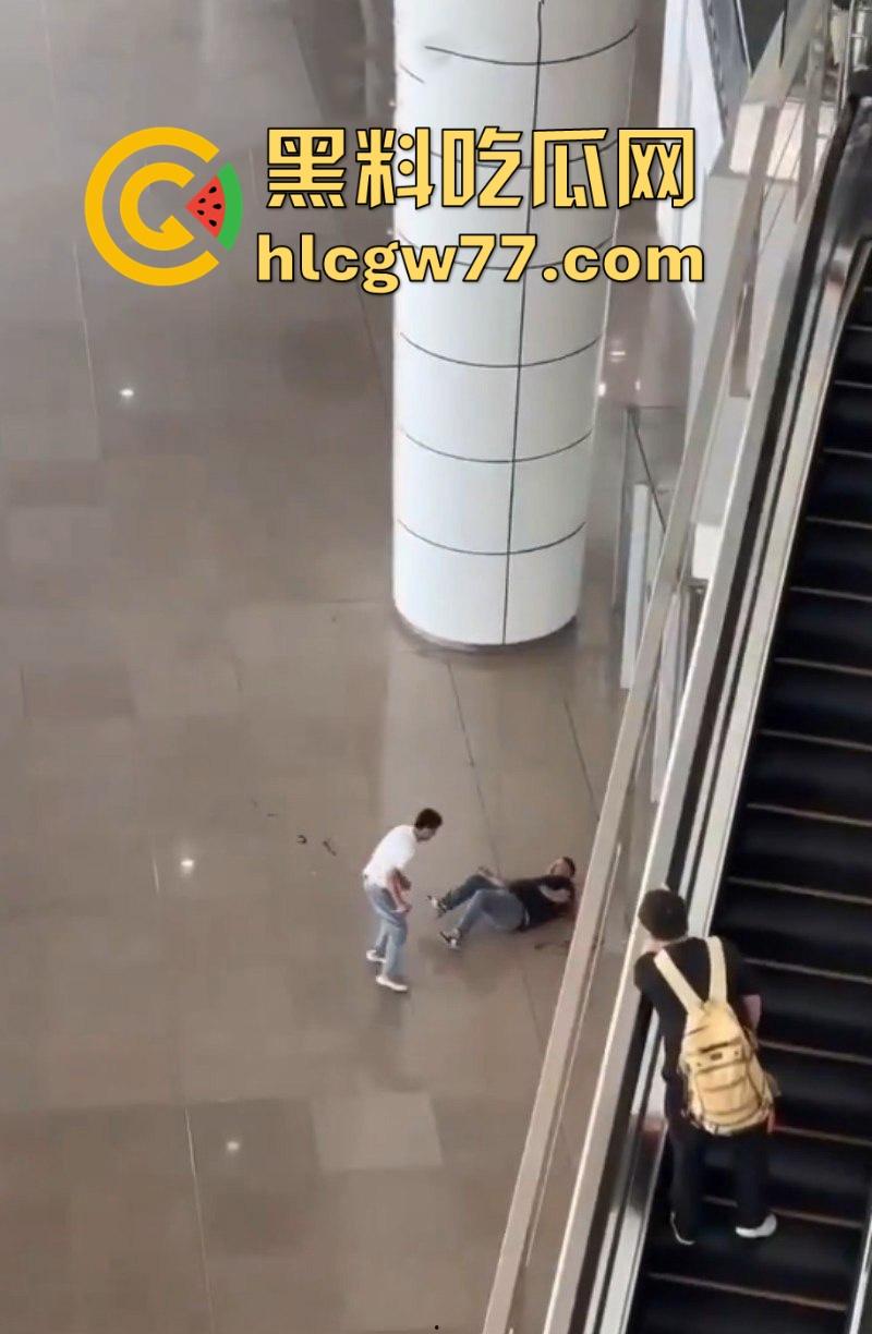 广州南站 一男子手持水果刀当众捅人 随后被乘警与多名乘客齐力制服 现场多视角视频曝光!-7