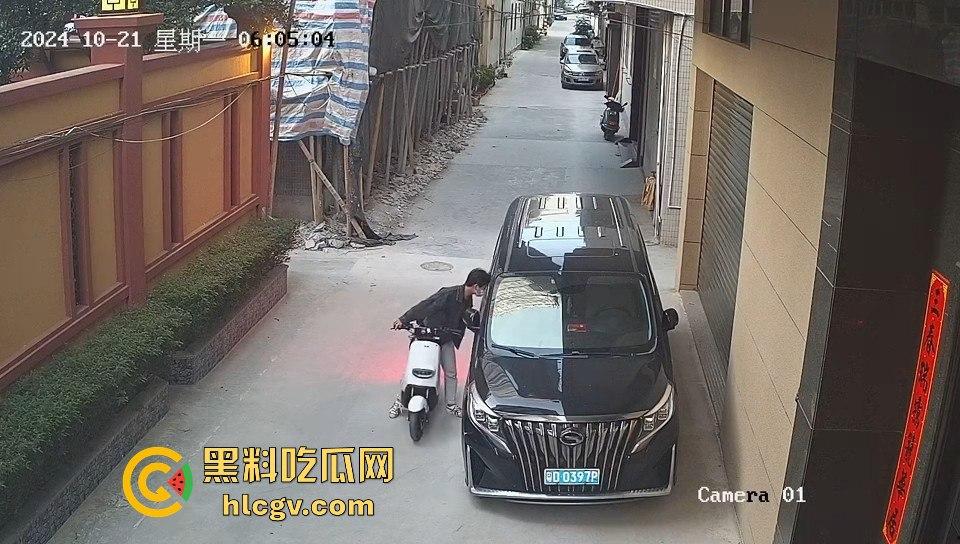汕头精神小伙砸车窗偷窃被吓跑，警报刚停又溜回来，结果被车主直接抓个正着！-9