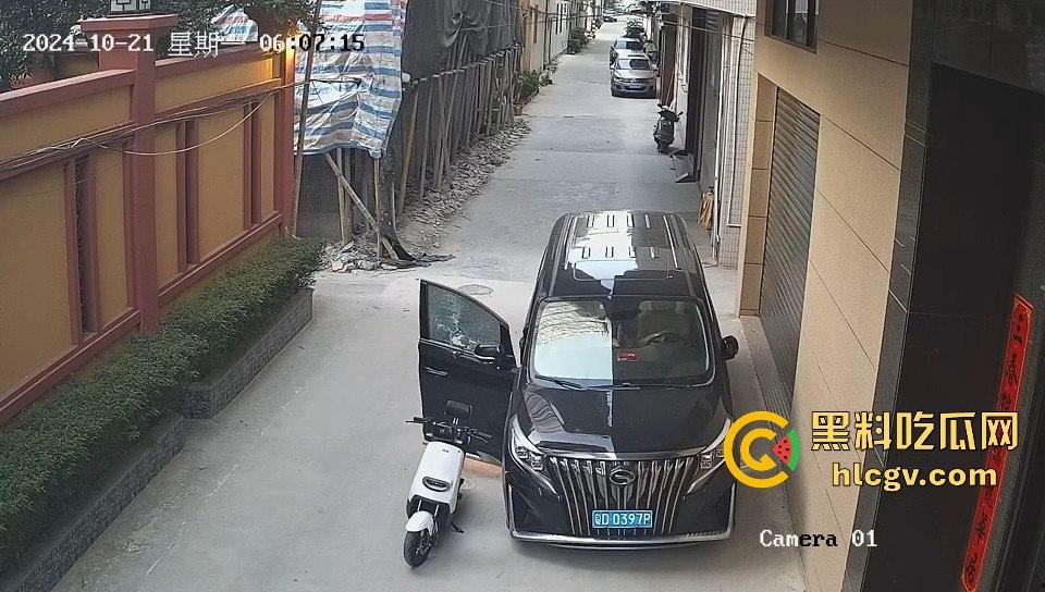 汕头精神小伙砸车窗偷窃被吓跑，警报刚停又溜回来，结果被车主直接抓个正着！-11