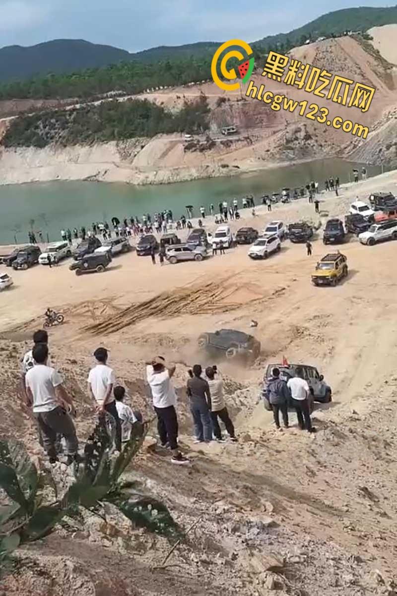 越野有风险爬坡需谨慎，云南百车大战一越野车失控翻车，车主被甩出途中二次被车身砸飞！