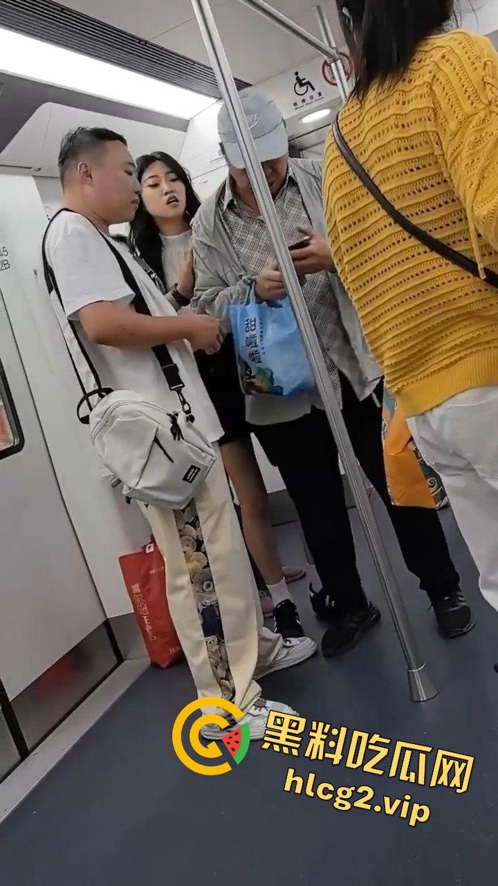 哈尔滨地铁惊现大叔偷拍翻车事件!被抓现行场面尴尬-2