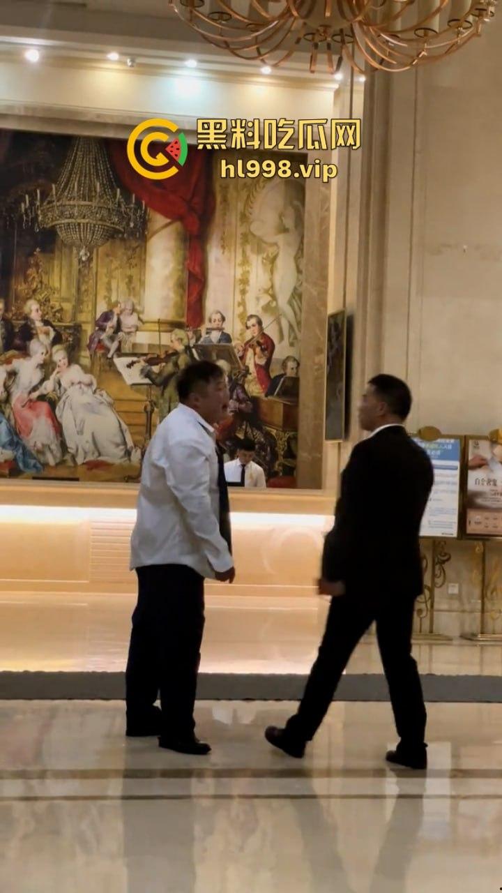 湖北武汉一酒店大堂醉酒男子爆打外卖小哥 视频曝光满口污言秽语-5