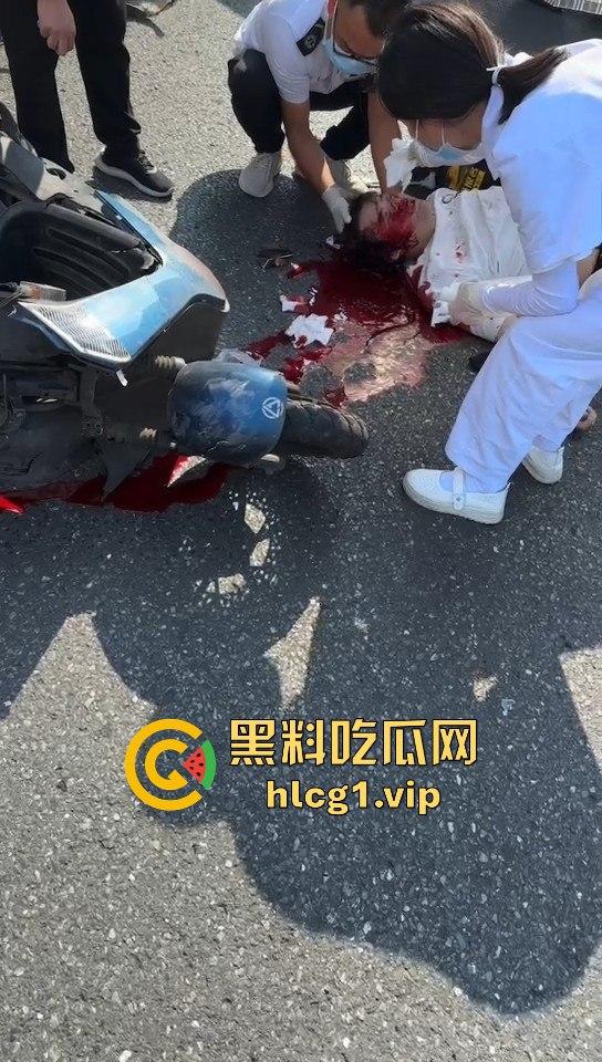 外卖小哥摩托车撞倒女子,女子头破血流浑身抽搐!-7