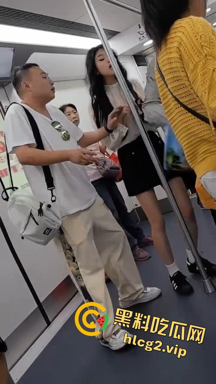 哈尔滨地铁惊现大叔偷拍翻车事件!被抓现行场面尴尬-3