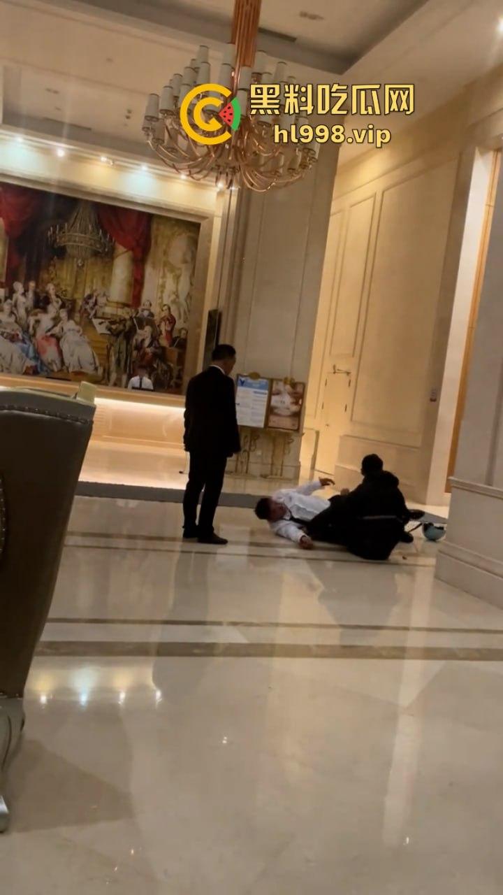 湖北武汉一酒店大堂醉酒男子爆打外卖小哥 视频曝光满口污言秽语-6