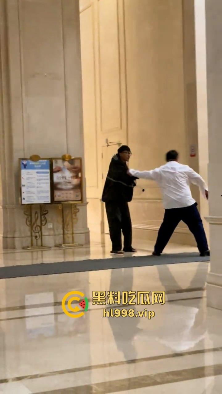 湖北武汉一酒店大堂醉酒男子爆打外卖小哥 视频曝光满口污言秽语-8
