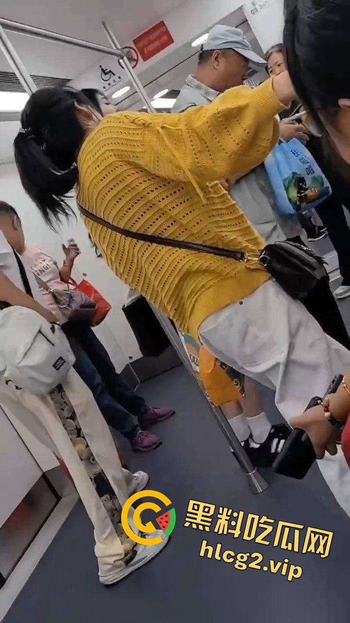 哈尔滨地铁惊现大叔偷拍翻车事件!被抓现行场面尴尬-4