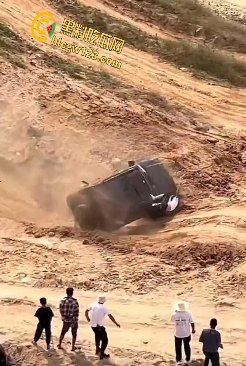 越野有风险爬坡需谨慎,云南百车大战一越野车失控翻车,车主被甩出途中二次被车身砸飞!-4