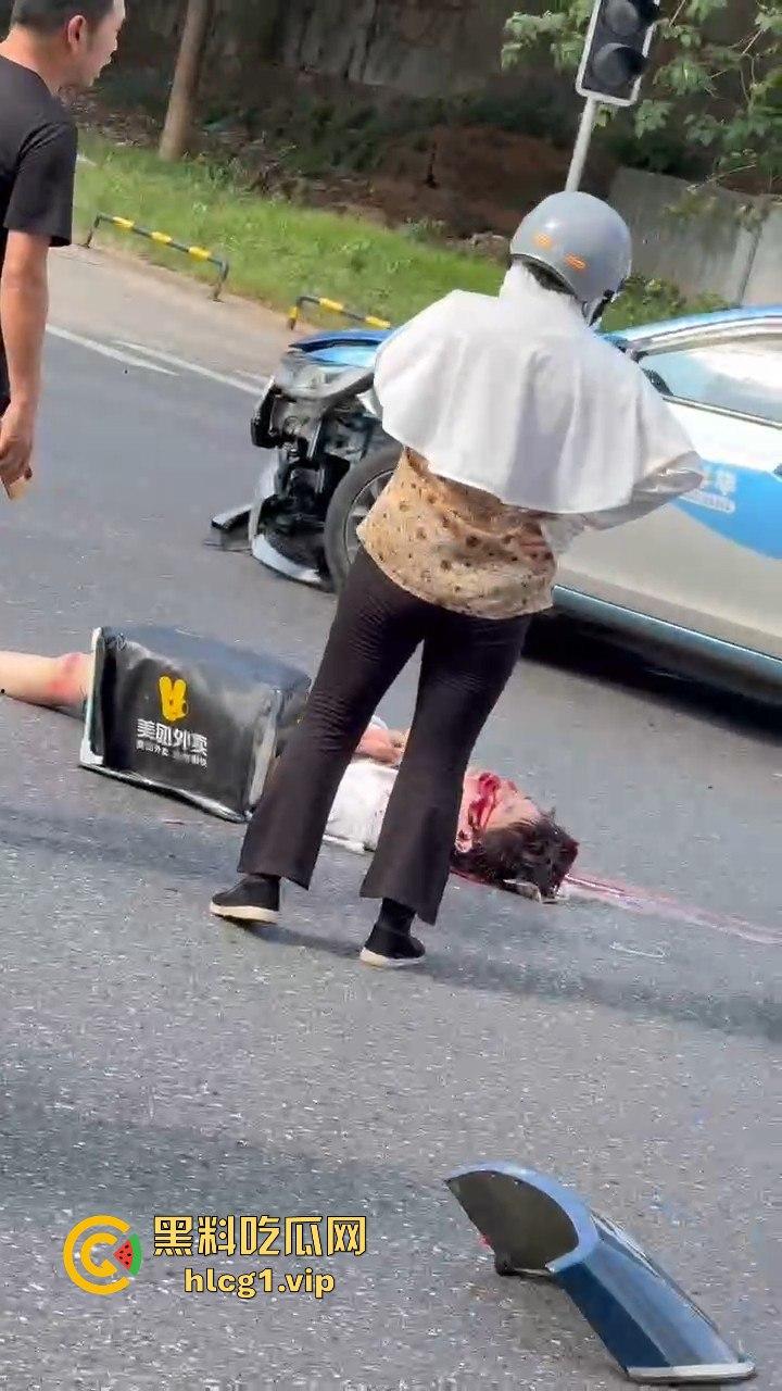 外卖小哥摩托车撞倒女子,女子头破血流浑身抽搐!-10