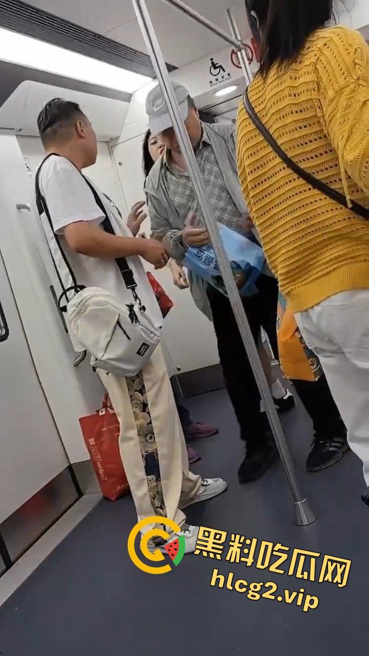 哈尔滨地铁惊现大叔偷拍翻车事件!被抓现行场面尴尬-6