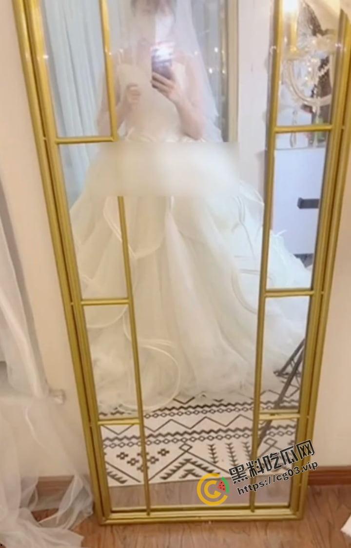 海角精选惊现反差婊【胡九万】粉丝珍藏私拍 穿婚纱被爆操时老师电话打过来被吓得直接喷水